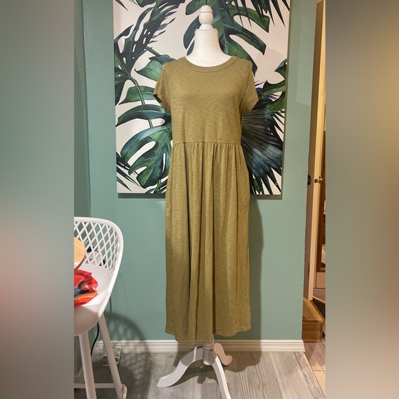 Universal Thread Dresses & Skirts - 🫒Universal Thread Olive Maxi Dress🍸